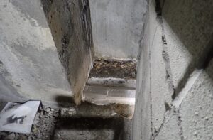 TAPグラウト工法工事施工前2　B1劇場舞台下