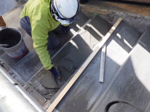 歩道橋耐久性向上防水工事　施行中写真③